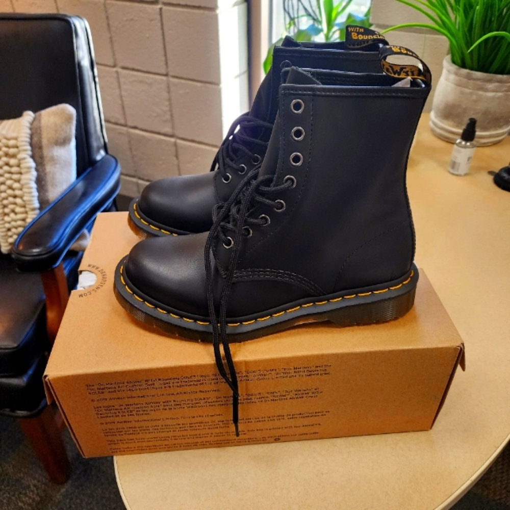 Dr Martins 1460 NIB Napa sz 7